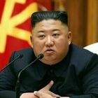 Nord Corea, Kim Jong-un si esalta nel culto della personalità: via i ritratti di papà e nonno