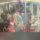 Milano, metropolitana affollata e nessuno con la mascherina: le foto sui mezzi pubblici