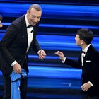 Francesco Arca e Mario Di Leva presentano a Sanremo «Resta con me»: il piccolo attore regala la maglia del Napoli ad Amadeus