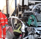 Vicenza, si cappotta con l'auto e finisce schiacciato sotto il camion: morto a 18 anni
