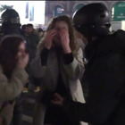 Milano, violenza Capodanno in piazza Duomo, la vittima: «Ero per terra e tutti mi toccavano. Ho pensato di morire»