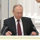 Ucraina-Russia, la firma di Putin e il 'giallo' dell'orologio