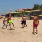 Francesco Totti gioca a pallavolo sulla spiaggia, Ilary riprende tutto e poi fa una rischiesta che lascia tutti sgomenti