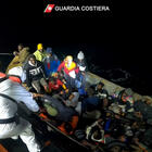 Nuova tragedia nel canale di Sicilia: 8 morti, neonato annega in mare
