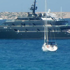 Armani, lo yacht su cui i vip si sono rifugiati dall'incendio di Pantelleria: ecco gli interni di lusso