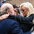 Lino Banfi, lacrime ai funerali della moglie Lucia Zagaria. La lettera di Papa Francesco: «Sei il nonno d'Italia»