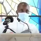 Prete con la mascherina collassa e muore durante la messa: il video choc sui social