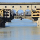 Firenze, imbratta Ponte Vecchio con un pennarello: la frase d'amore della turista fa scattare la maxi multa