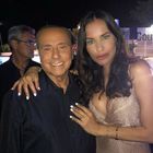 Antonella Mosetti posta la foto con Berlusconi, ma piovono insulti: «Sembri un mostro» Antonella Mosetti posta la foto con Berlusconi, ma piovono insulti: «Sembri un mostro»