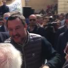 Salvini, migrante chiede il selfie e i due si danno il "cinque" prima del comizio