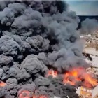 Incendio nel deposito di plastica da riciclare, la nube nera tossica è impressionante: «Evacuate 2000 persone»