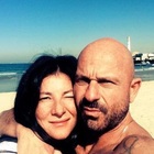 Daniela Shualy, morta la moglie di Raiz degli Almamegretta e Don Salvatore Ricci in "Mare Fuori": «Siamo sconvolti»