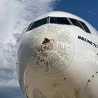 Maltempo, atterraggio d'emergenza a Malpensa: aereo per New York gravemente danneggiato dalla grandine