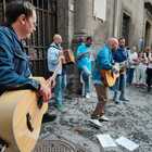 Negramaro, concerto a sorpresa in strada a Napoli con le canzoni di Pino Daniele