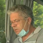 Autista della gita ha un malore mentre guida il bus e muore: aveva appena accompagnato gli studenti