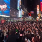 New York, più di mille fan cantano Cesare Cremonini a Times Square. Lui vede il video e non si trattiene