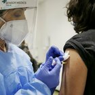 Vaccino Pfizer, chiesta l'autorizzazione all'Ema. Astrazeneca: in 7 giorni i dati per l'approvazione