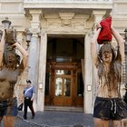 Blitz degli ambientalisti al Senato, due attiviste si spogliano e si cospargono di fango: «È quello dell'alluvione in Emilia Romagna»