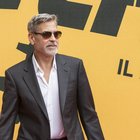 George Clooney a Roma: «In Catch-22 ridiamo della guerra»