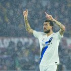 Acerbi mostra il dito medio dopo il gol in Roma-Inter: l'arbitro non lo vede. Tifosi giallorossi scatenati: «Prova tv e squalifica»