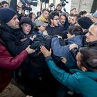 Studenti pro Palestina occupano la Sapienza, tensioni con la polizia: «Ci hanno malmenati ma resistiamo»