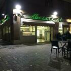Roma, nuova follia dopo la sparatoria di Fidene: uomo fuori controllo devasta due bar e aggredisce i clienti alla Magliana