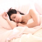 Dormire con il caldo, il metodo egiziano per stare freschi nelle notti tropicali: basta un lenzuolo