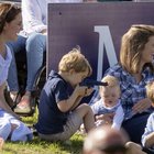 Kate Middleton, abito Zara e giornata sui prati con baby George e Charlotte