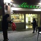 Nuova follia a Roma dopo la sparatoria di Fidene: uomo fuori controllo devasta due bar e aggredisce i clienti
