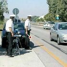 Automobilista travolge l'auto dei vigili con autovelox: feriti due agenti