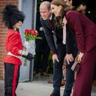 William e Kate, l'incontro con il fan (8 anni) vestito da guardia britannica: il video è virale
