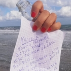 «Voglio prendere la tua mano»: il messaggio nella bottiglia dal mare al bar, in cerca della misteriosa Valeria