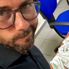 Perde 13 mila euro a Napoli: il ristoratore li trova e li restituisce