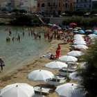 Tragedia in spiaggia: tuffo fatale a Santa Maria al Bagno Tragedia in spiaggia: tuffo fatale a Santa Maria al Bagno