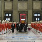Papa Ratzinger, i funerali in diretta: il feretro portato nel sagrato a S. Pietro