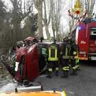 Incidente sulla via Tiberina, un morto e tre feriti dopo un frontale: coinvolte anche altre due auto
