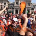 Protesta Gilet Arancioni a Milano, in centinaia assembrati in piazza Duomo e senza mascherine