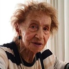 Ex segretaria nazista (96 anni) scappa in taxi: voleva evitare processo per la morte di 11mila persone
