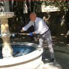 Pescara, il sindaco abbatte a colpi di mazza la fontana dei clochard