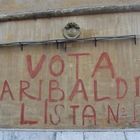 Roma, il Comune cancella la scritta storica: «Vota Garibaldi»