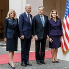 Draghi con la moglie accoglie Joe e Jill Biden fuori da Palazzo Chigi