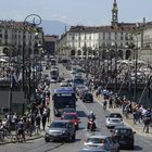 Torino, folla per le Frecce Tricolori. Appendino: «Così non va»