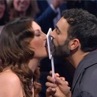 Sanremo, Amadeus geloso di Marco Mengoni: «Ma proprio mia moglie devi baciare scusa?»