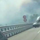Incendio sulle colline di Taormina, panico in autostrada: le auto fanno inversione a U per sfuggire alle fiamme