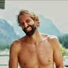 Massimiliano Rosolino e la foto (sorridente) sotto la montagna: bufera sul web