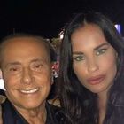 Antonella Mosetti irriconoscibile nella foto con Berlusconi, piovono insulti su Instagram: «Sembri un mostro»