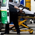 Medico si addormenta al volante dopo un turno estenuante in ospedale: falciati sulle strisce mamma, i suoi 2 figli e un'altra donna