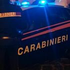 Teramo, spacca tutto in casa e sale sul tetto nudo per suicidarsi: salvato dai carabinieri