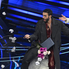 Sanremo, Marco Mengoni show: distribuisce il "preserbacino": «Tutti i baci hanno gli stessi diritti»