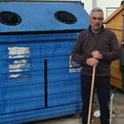 «Basta incivili, non voglio la città sporca», un cittadino ha ripulito l'eco-isola dai troppi rifiuti lasciati a terra
